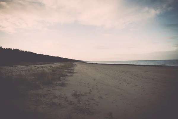 Baltic beach i höst med moln och vågor mot övergivna dune — Stockfoto