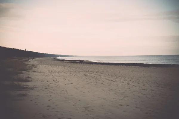 Baltisk strand om høsten med skyer og bølger mot forlatt sanddyne – stockfoto