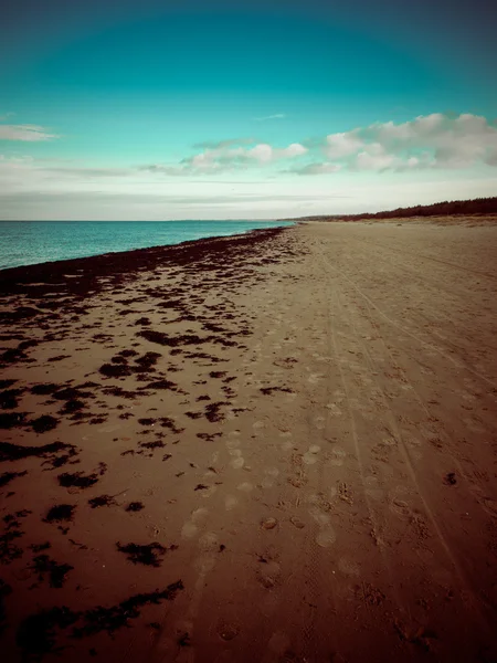 Balti-tengeri strandtól, ősszel a felhők és a hullámok felé sivatagos dűne — Stock Fotó