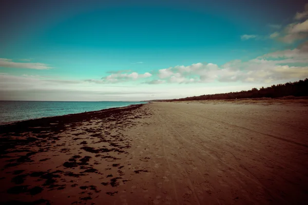 Baltic beach i höst med moln och vågor mot övergivna dune — Stockfoto
