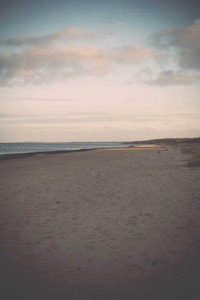 Bulutlar ve ıssız dune doğru dalgalar ile sonbaharda Baltık beach — Stok fotoğraf