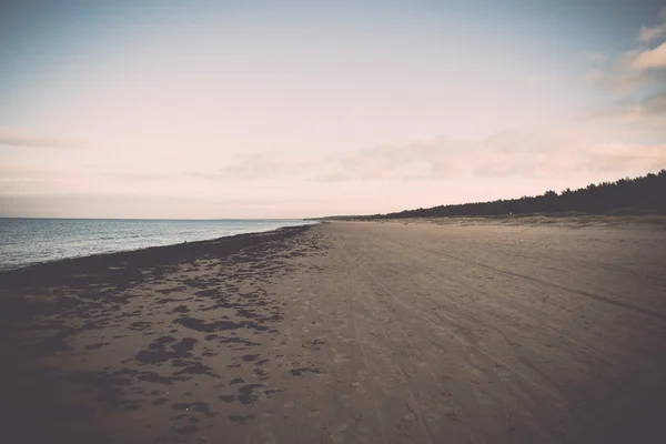 秋の雲と人けのない砂丘に向かって波にバルト海のビーチ — ストック写真
