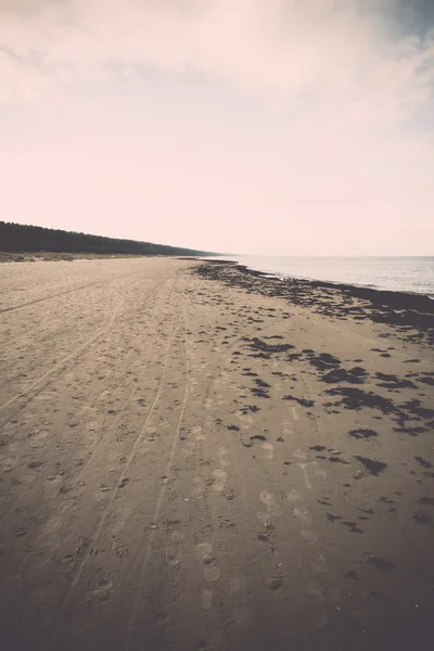 Балтийский пляж осенью с облаками и волнами в сторону застывшей дюны — стоковое фото