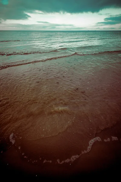 Балтійський пляж восени з хмарами і хвилями в бік покинутої дюни — стокове фото