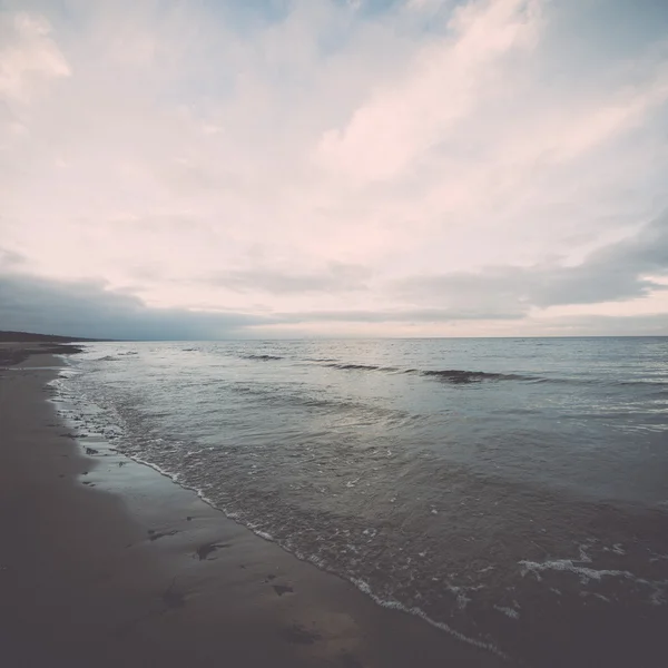 Praia baltic no outono com nuvens e ondas para a duna deserta — Fotografia de Stock