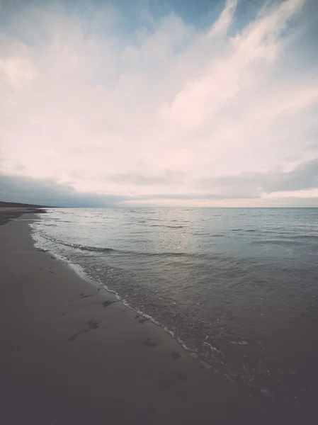 Plage baltique en automne avec nuages et vagues vers les dunes désertes — Photo
