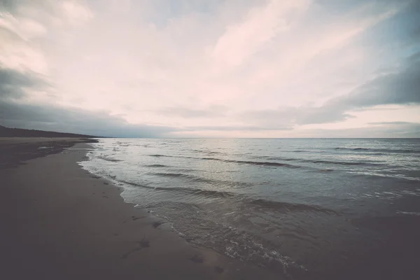 Praia baltic no outono com nuvens e ondas para a duna deserta — Fotografia de Stock