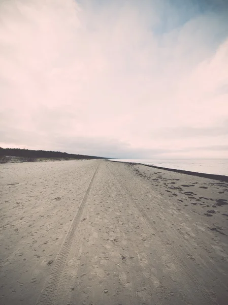 Baltic beach i höst med moln och vågor mot övergivna dune — Stockfoto