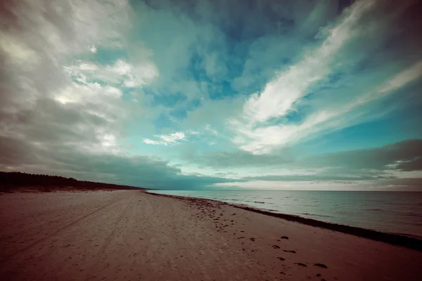 Baltic beach i höst med moln och vågor mot övergivna dune — Stockfoto