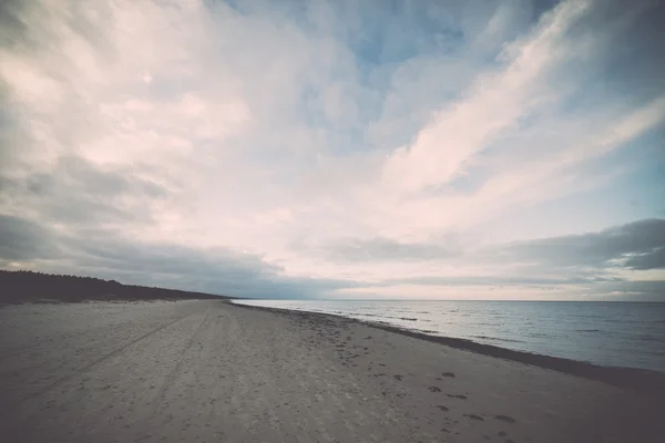 Praia baltic no outono com nuvens e ondas para a duna deserta — Fotografia de Stock