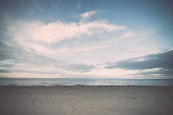 Plage baltique en automne avec nuages et vagues vers les dunes désertes — Photo