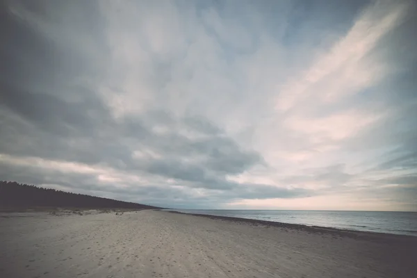 Playa báltica en otoño con nubes y olas hacia dunas desiertas —  Fotos de Stock