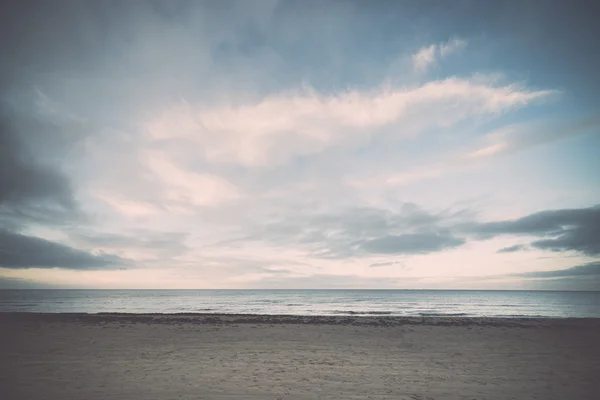 Plage baltique en automne avec nuages et vagues vers les dunes désertes — Photo