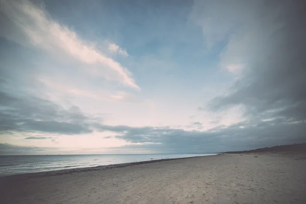 Baltic beach i höst med moln och vågor mot övergivna dune — Stockfoto