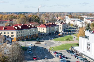Letonya kırsal şehrin havadan görünümü. Valmiera