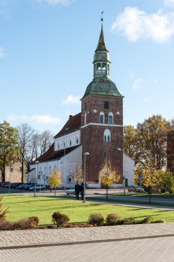 Letonya kırsal şehrin havadan görünümü. Valmiera