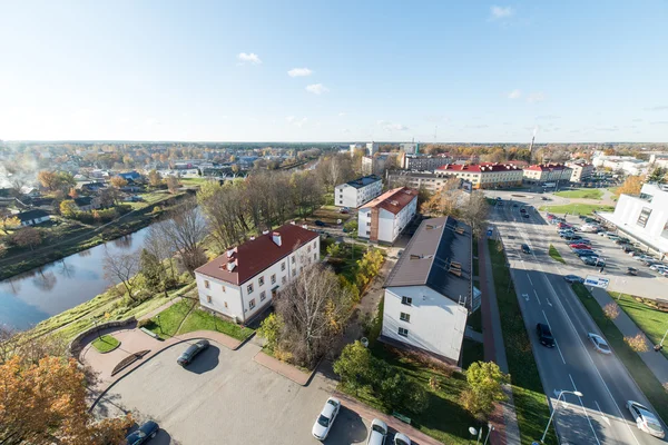 Luftaufnahme einer ländlichen Stadt in Lettland. Valmiera — Stockfoto