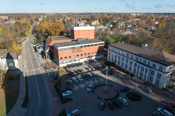 Vista aérea de la ciudad rural en Latvia. valmiera — Foto de Stock