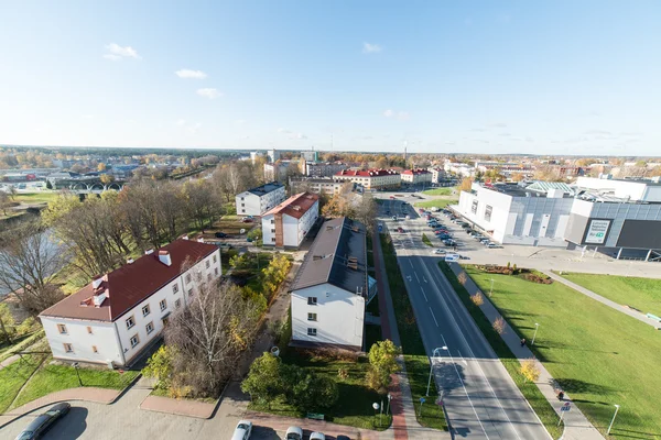 Luftaufnahme einer ländlichen Stadt in Lettland. Valmiera — Stockfoto