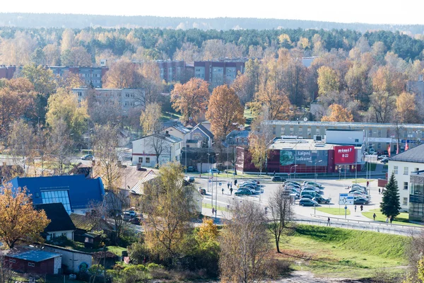 Légifelvételek vidéki város Lettországban. Valmiera — Stock Fotó