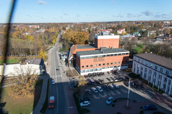 Légifelvételek vidéki város Lettországban. Valmiera — Stock Fotó