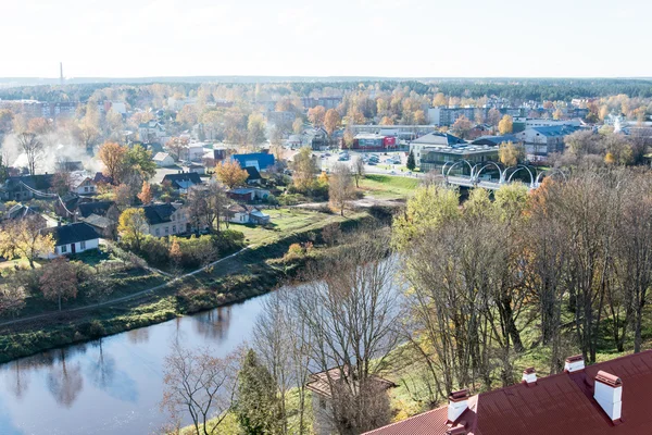Luchtfoto van landelijke stad in Letland. Valmiera — Stockfoto