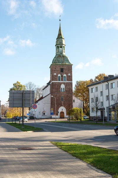 Widok z lotu ptaka z obszarów wiejskich miasto na Łotwie. Valmiera — Zdjęcie stockowe