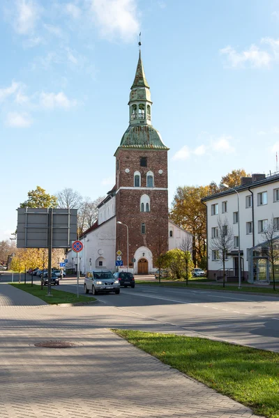 Widok z lotu ptaka z obszarów wiejskich miasto na Łotwie. Valmiera — Zdjęcie stockowe