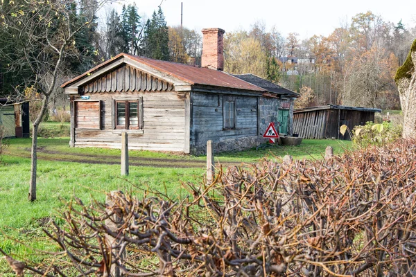 Vista de la pequeña ciudad rural de Ligatne, latvia — Foto de Stock