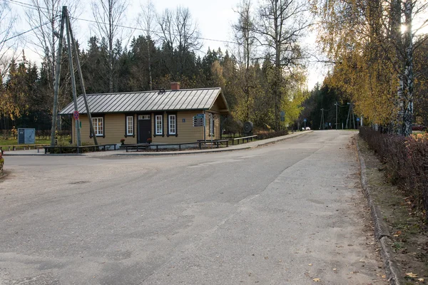 Pohled na malé zemi město Ligatne, Lotyšsko — Stock fotografie