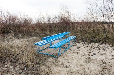 mavi plaj kum tepelerini bankta