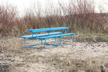 mavi plaj kum tepelerini bankta