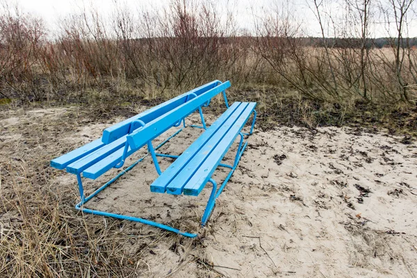 Banco azul en las dunas de la playa — Foto de Stock