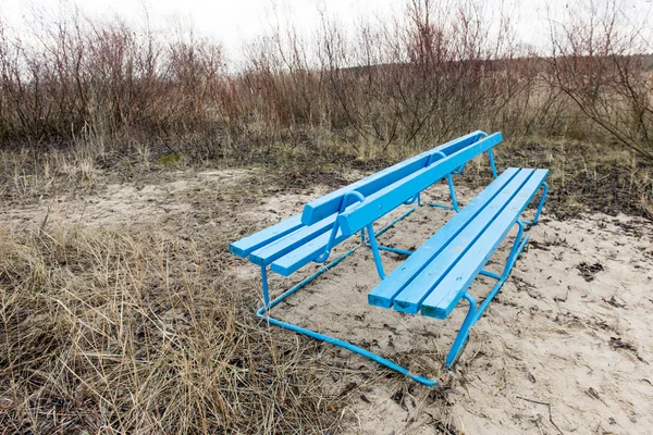 Banco azul en las dunas de la playa — Foto de Stock