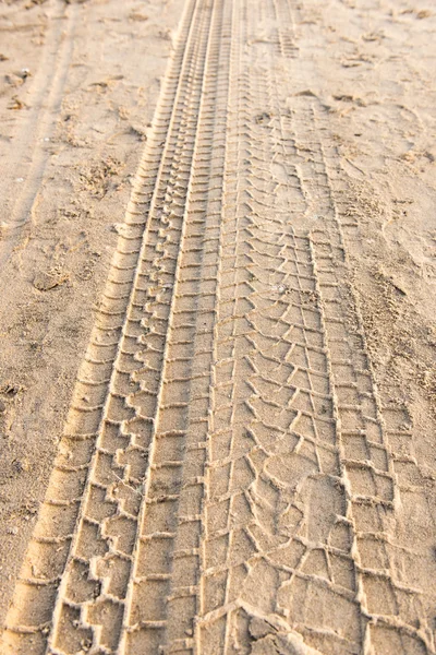 Pneumatiques de voiture pistes sur la plage de sable — Photo