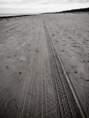 araba lastik sahilde kum - retro vintage bir görünüm izler