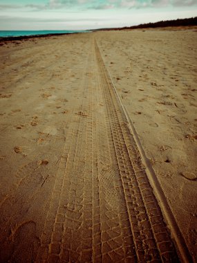 araba lastik sahilde kum - retro vintage bir görünüm izler