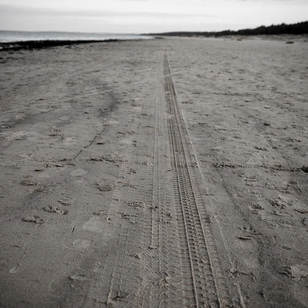 Car tyre tracks on the beach sand - retro vintage look — Stock Photo, Image