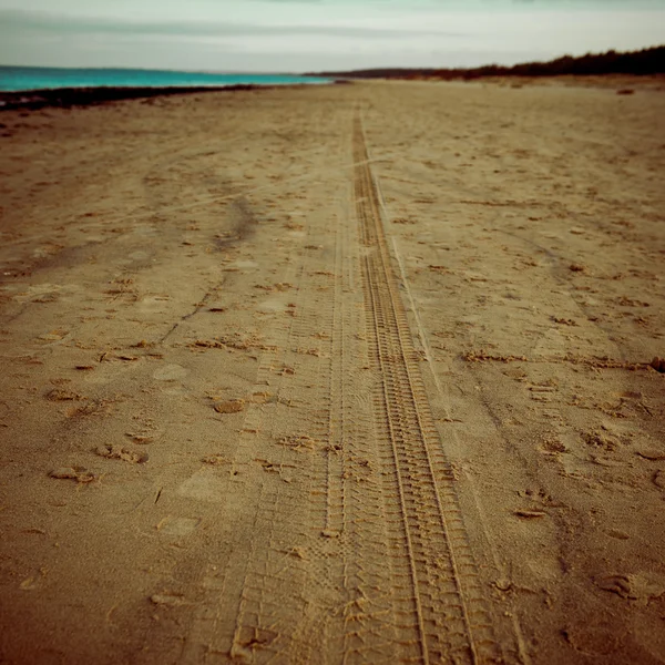 Ελαστικό αυτοκινήτου κομμάτια στην άμμο - παραλία ρετρό vintage Εμφάνιση — Φωτογραφία Αρχείου