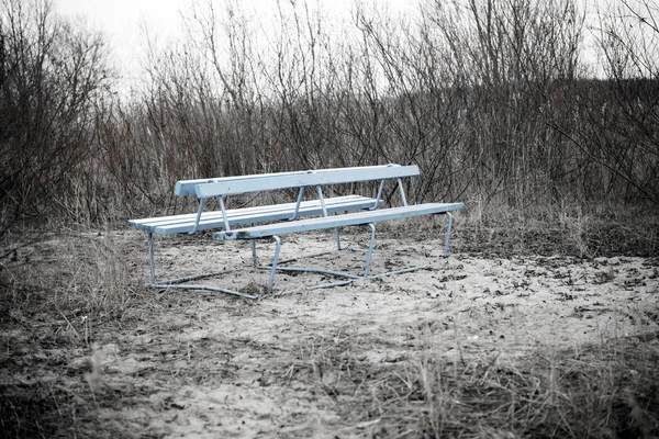 Blauwe bankje op het strand-duinen - retro vintage-look — Stockfoto