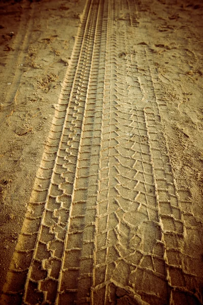Следы шин на пляже - ретро винтажный вид — стоковое фото