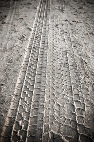 Montażownice samochodowe śledzi na plaży piasek - w stylu retro i vintage — Zdjęcie stockowe