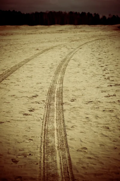 Car tyre tracks on the beach sand - retro vintage look — Stock Photo, Image