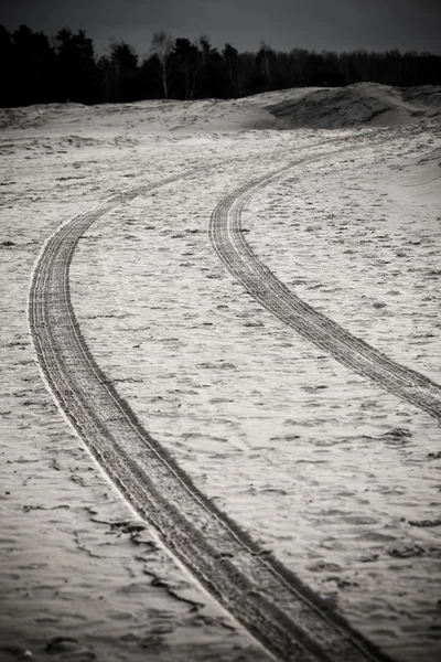 Auto band tracks op het strand zand - retro vintage-look — Stockfoto