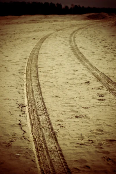 Auto band tracks op het strand zand - retro vintage-look — Stockfoto