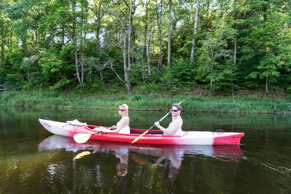 Turistas disfrutando de deportes acuáticos, kayak —  Fotos de Stock