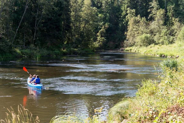 Tourists enjoying water sports, kayaking — Stock Photo, Image