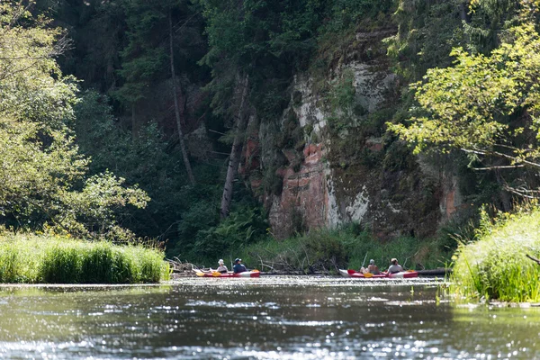 Touristes pratiquant des sports nautiques, kayak — Photo