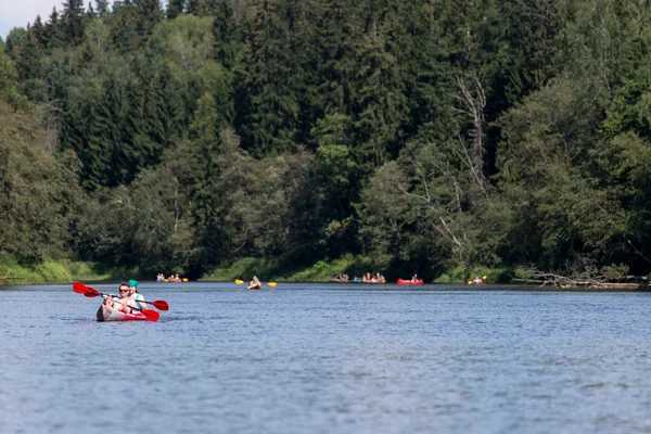 Touristes pratiquant des sports nautiques, kayak — Photo