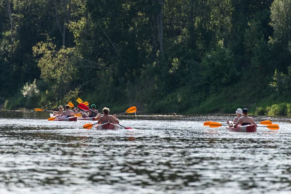 Tourists enjoying water sports, kayaking — Stock Photo, Image